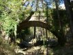 ponte in pietra sull'antica e solitaria via del ferro