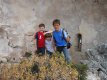 i giovani del gruppo tra le rovine di Santa Margherita
